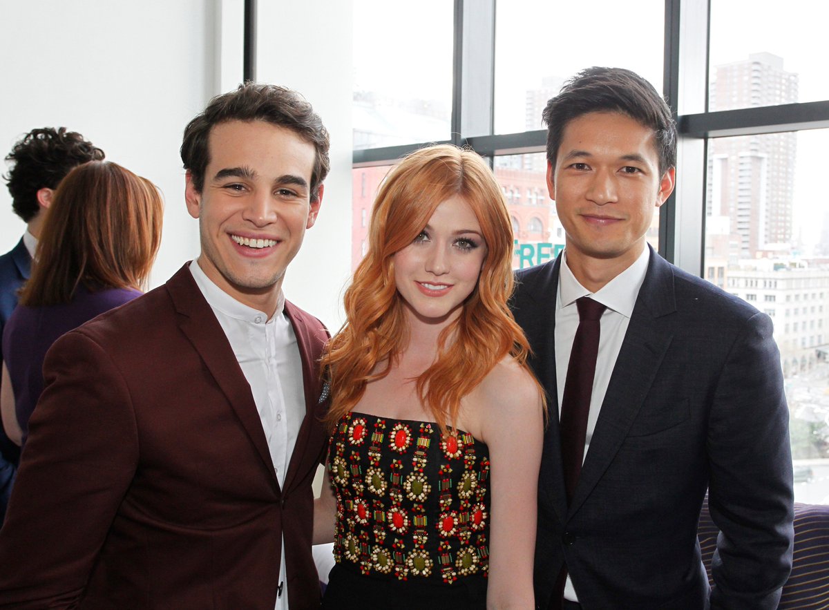 malecbrasil's tweet photo. RT @ShadowhuntersBR: @arosende, @Kat_McNamara e @HarryShumJr #FreeformUpfronts #Shadowhunters https://t.co/VvUXaIEczz