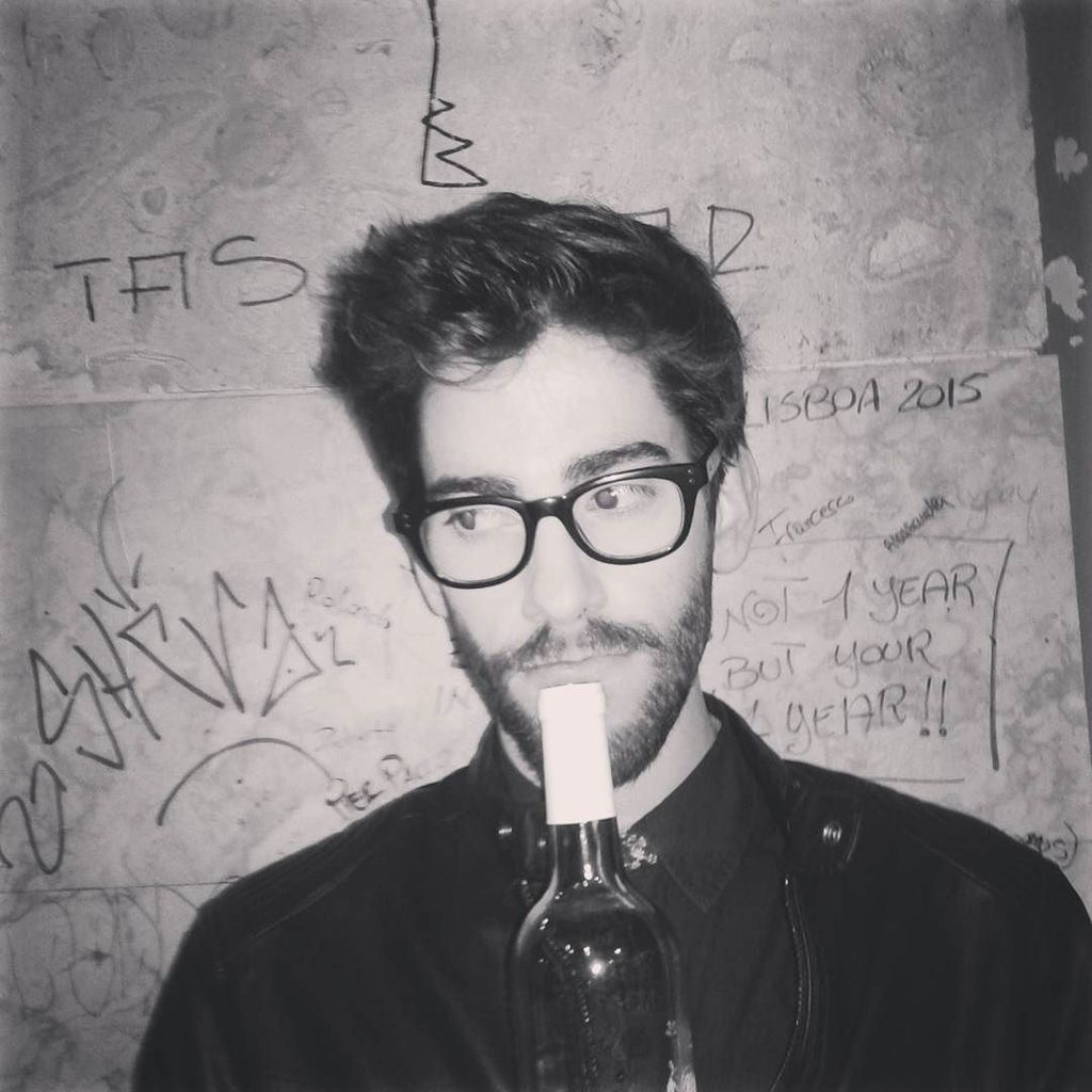 ilovebairroalto's tweet photo. Addicted to wine! #rose #addicted #me #drunk #igerlisbon #like4like #l4l #blackandwhite #happy #followme #bairroalt… https://t.co/WksGa8acFa