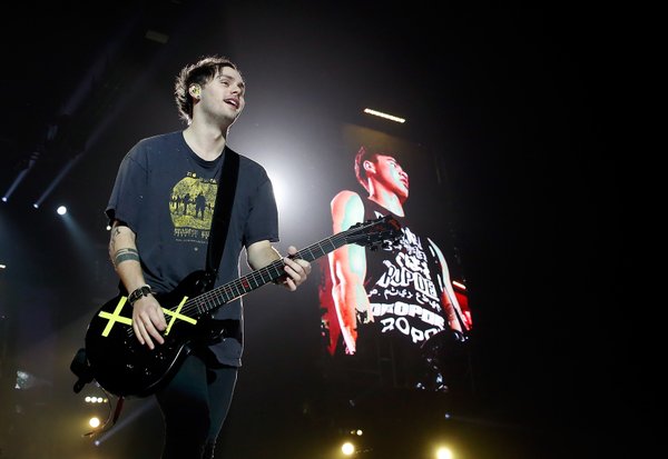1_5SOS_1_ tweet picture