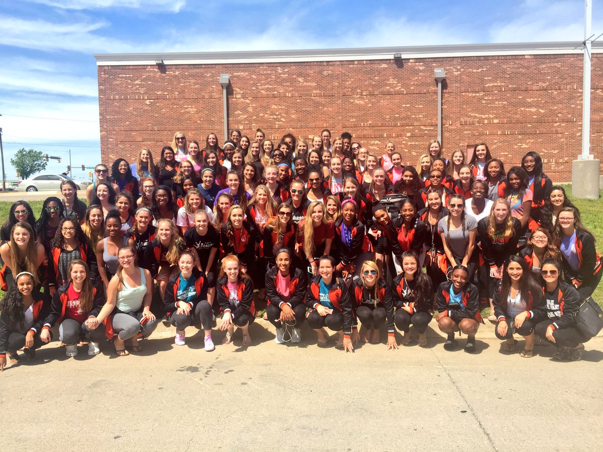 SHSdazzlers's tweet photo. #runswithbulls #giddyup #ftworth #shadazzlers https://t.co/RjpDhaHIyD
