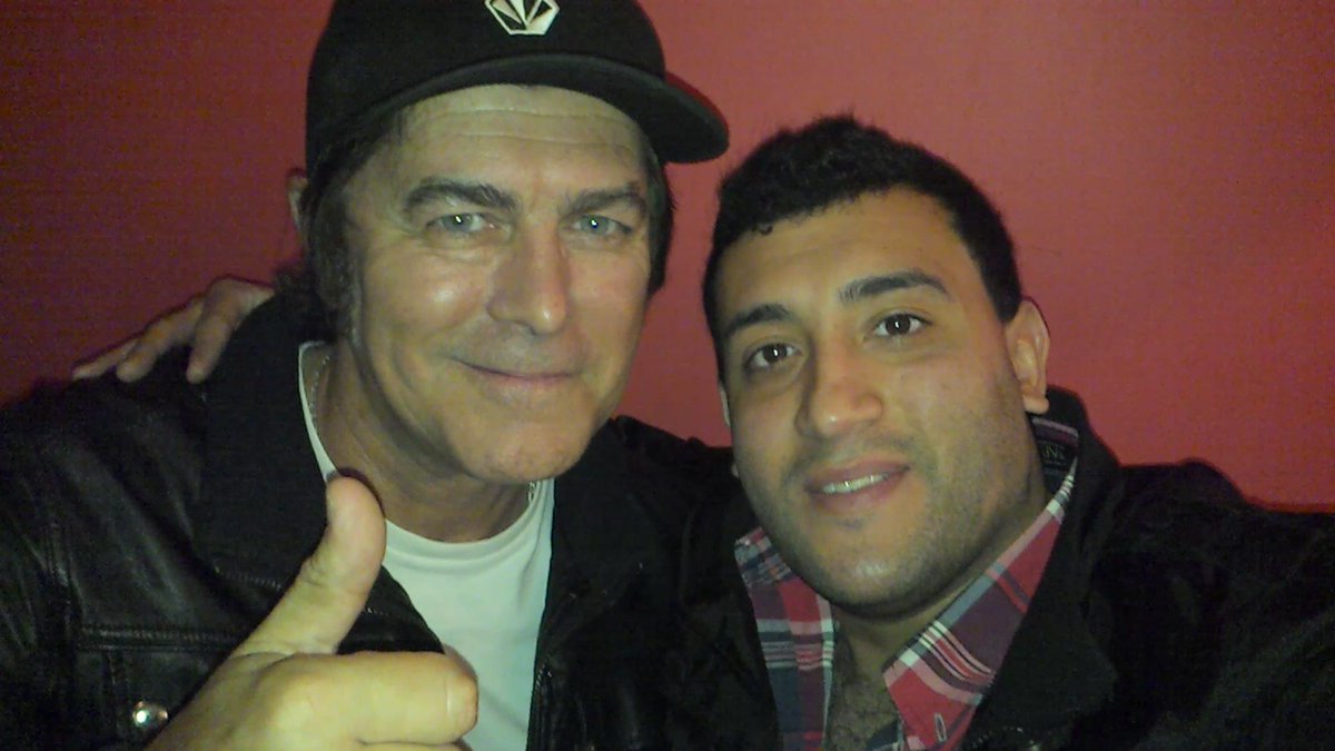 Lukitascai89's tweet photo. Dos galanes se han encontrado... bueno esta bien. Un galan y Gabriel Corrado (? #FAVMeetUp https://t.co/RJiHEOWubO