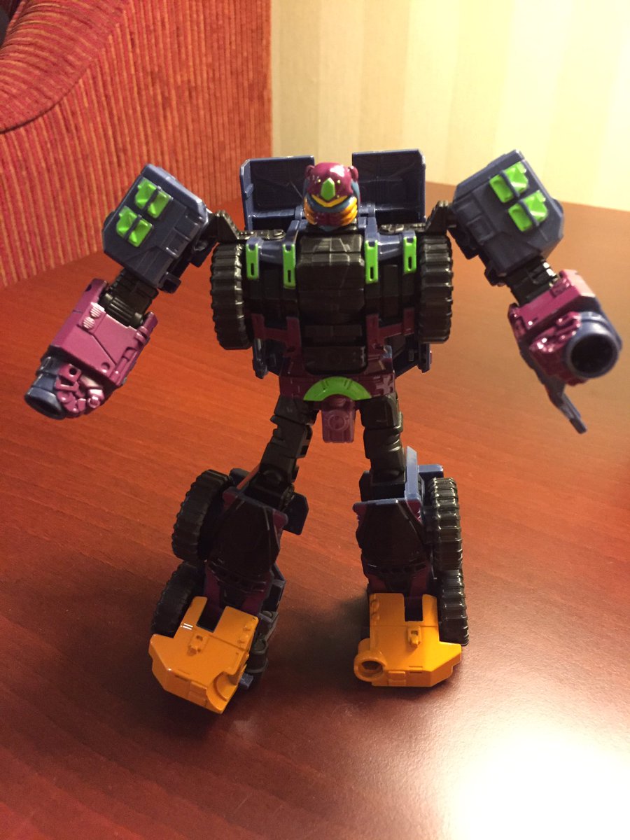 diecast2's tweet photo. Best figure in the box set #botcon16 https://t.co/7zxxqZzlus