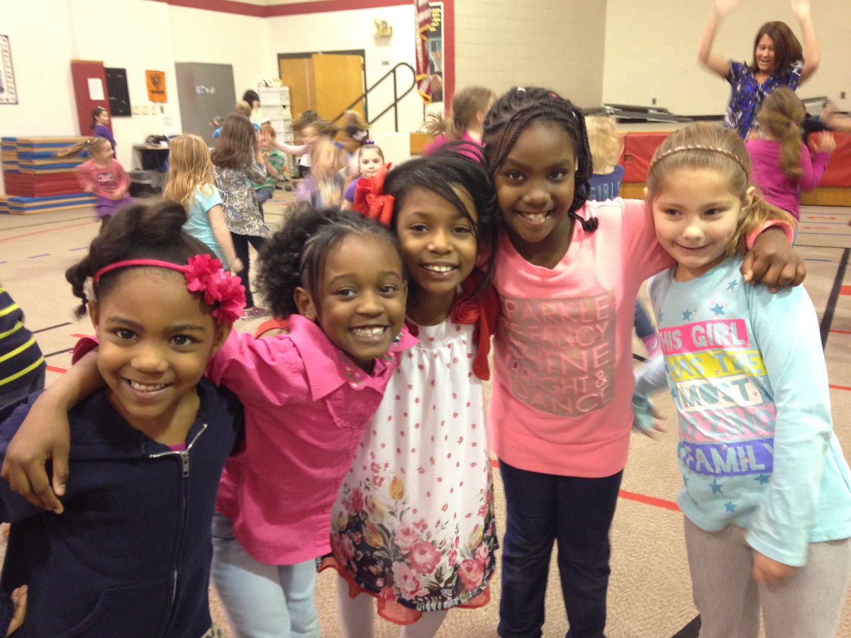MrsAlanizPTS's tweet photo. Students at Central earned a Minion Dance Party for meeting our school-wide reading goal! #StudentsTrackMastery 📊📚📈 https://t.co/2VdRM3GUFH