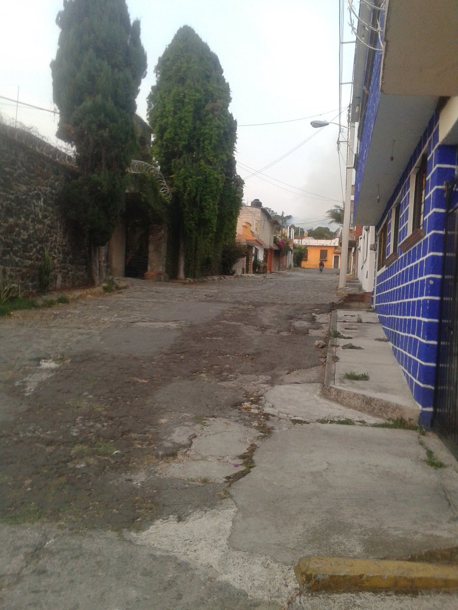 QuejasCdhm's tweet photo. Sus incendio en Col.  Lomas de Chamilpa Cuernavaca.  #ProteccionCivil https://t.co/jZr8dyMwwJ