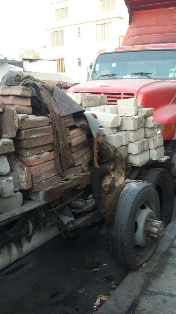 Mra_truAl's tweet photo. @ManceraMiguelMX  acera invadida asaltan, realizan actos inmorales.Av pozos y cam a las minas col ref politica IZT. https://t.co/3zCJ5SaGRD