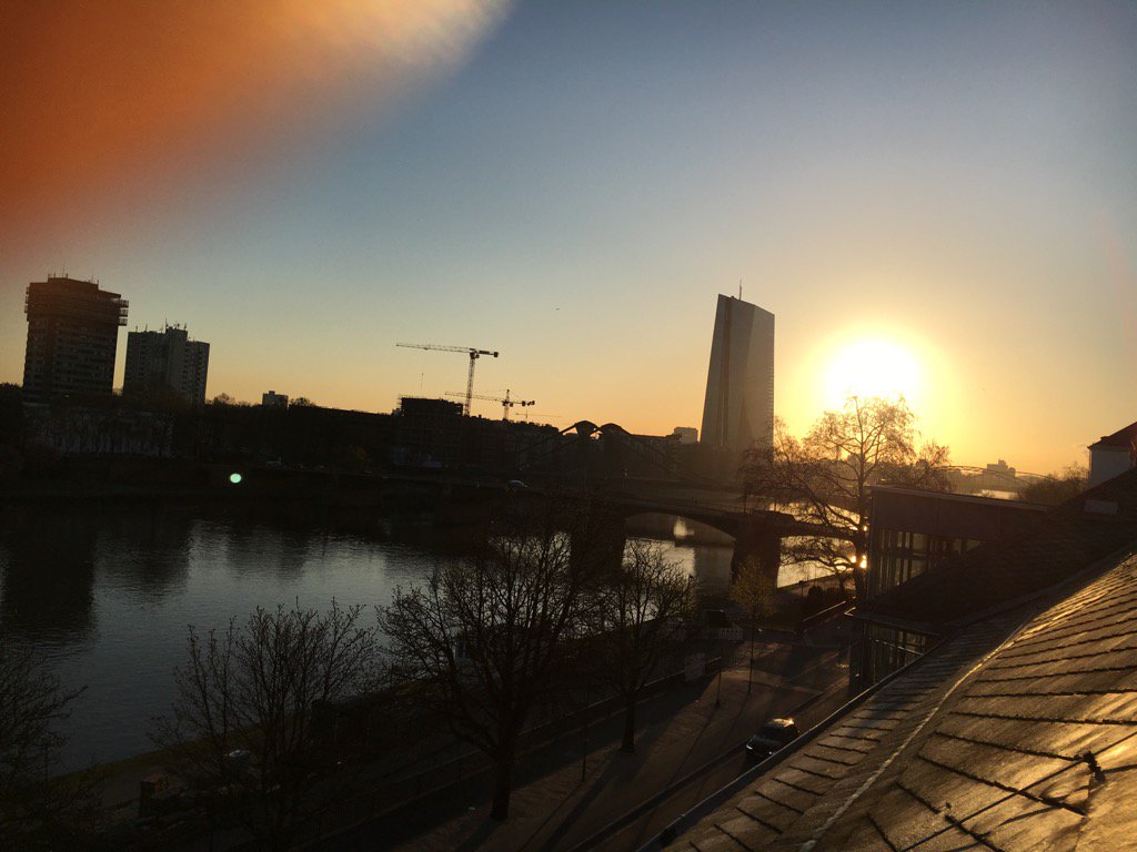 Malue74's tweet photo. Sonnenaufgang in #Frankfurt. Zweiter Tag @musikmesse #musikmesse2016 mit Studenten #musikmanagement @MHMK https://t.co/67zTNsmvjv