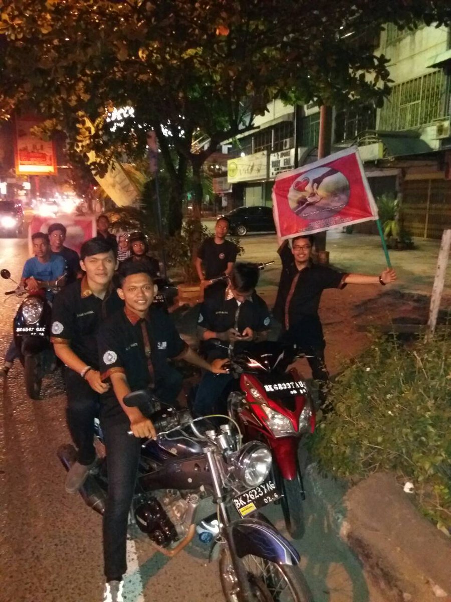 Selesai aksi abang abang kita senang habis nasi nya :)