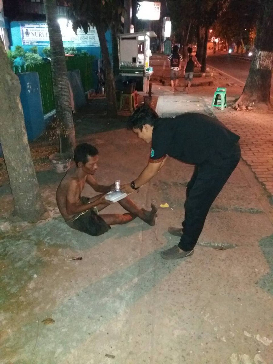 Alhamdulillah 100 amunasi 2 kotak air mineral dan 14 pejuang nasi untuk aksi 7 april berjalan dengan lancar..