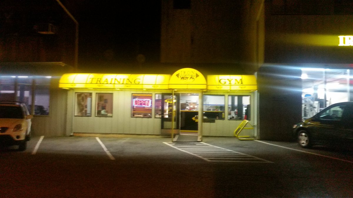 Bry1111's tweet photo. Late night #IRRN ...Ironworks, Bellevue - Northrup. https://t.co/aAavaDhfWP