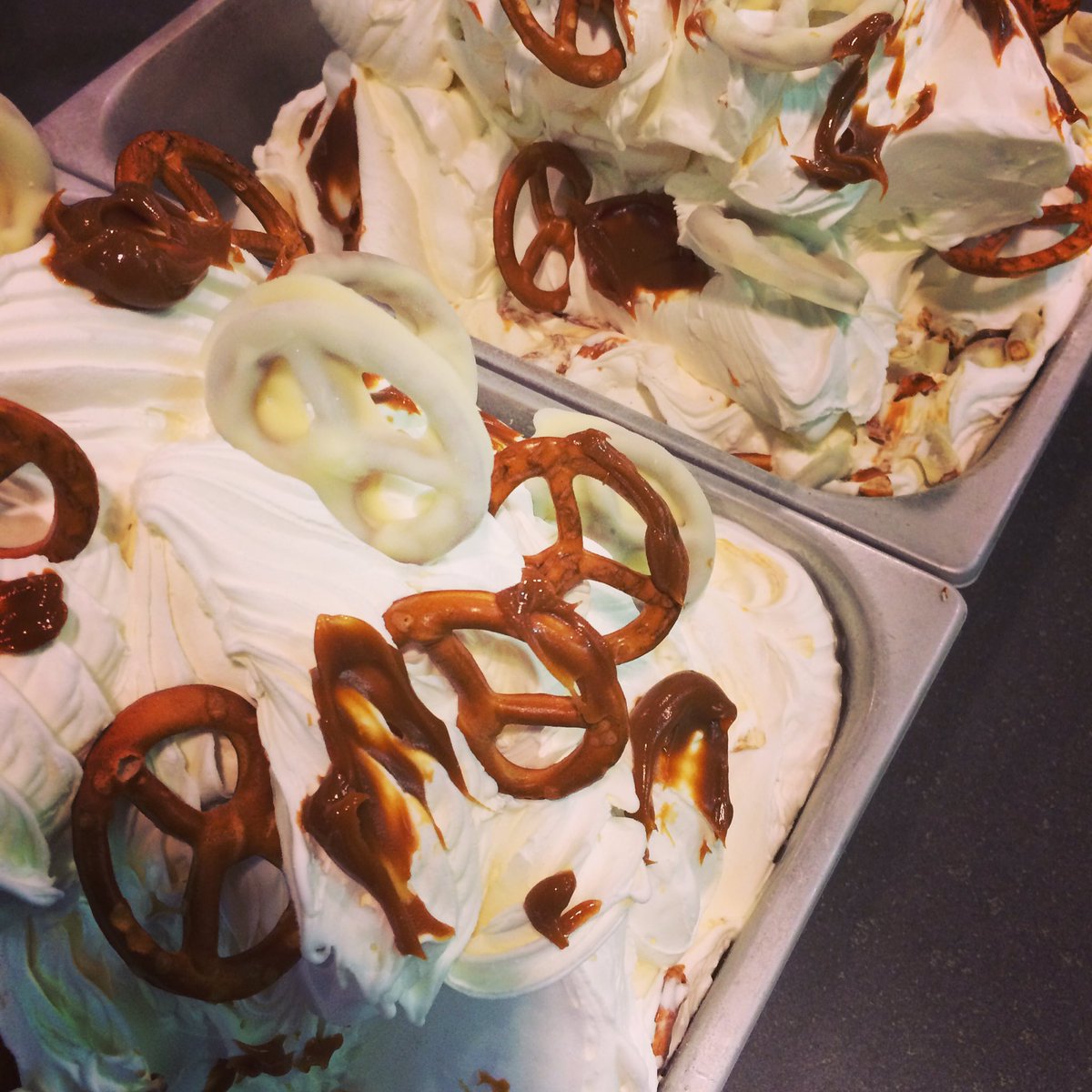Witte #chocola #ijs met #pretzel gedompeld in witte #chocolate &amp; een #caramel #topping