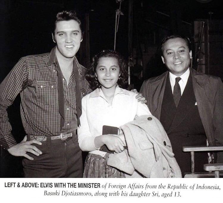 AdibHidayat's tweet photo. Elvis Presley dengan seorang mentri jaman Soekarno. Siapakah Basuki Djatiasmoro ini? Ada yang tahu? https://t.co/oAo5L2uiZG