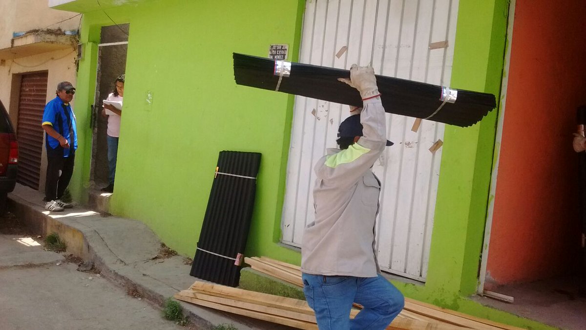 TeT_MContreras's tweet photo. Entrega de materiales para el mejoramiento de la vivienda en la colonia El Ocotal @Fer_MercadoG @DelLaMagdalenaC https://t.co/DkT1VYH85g