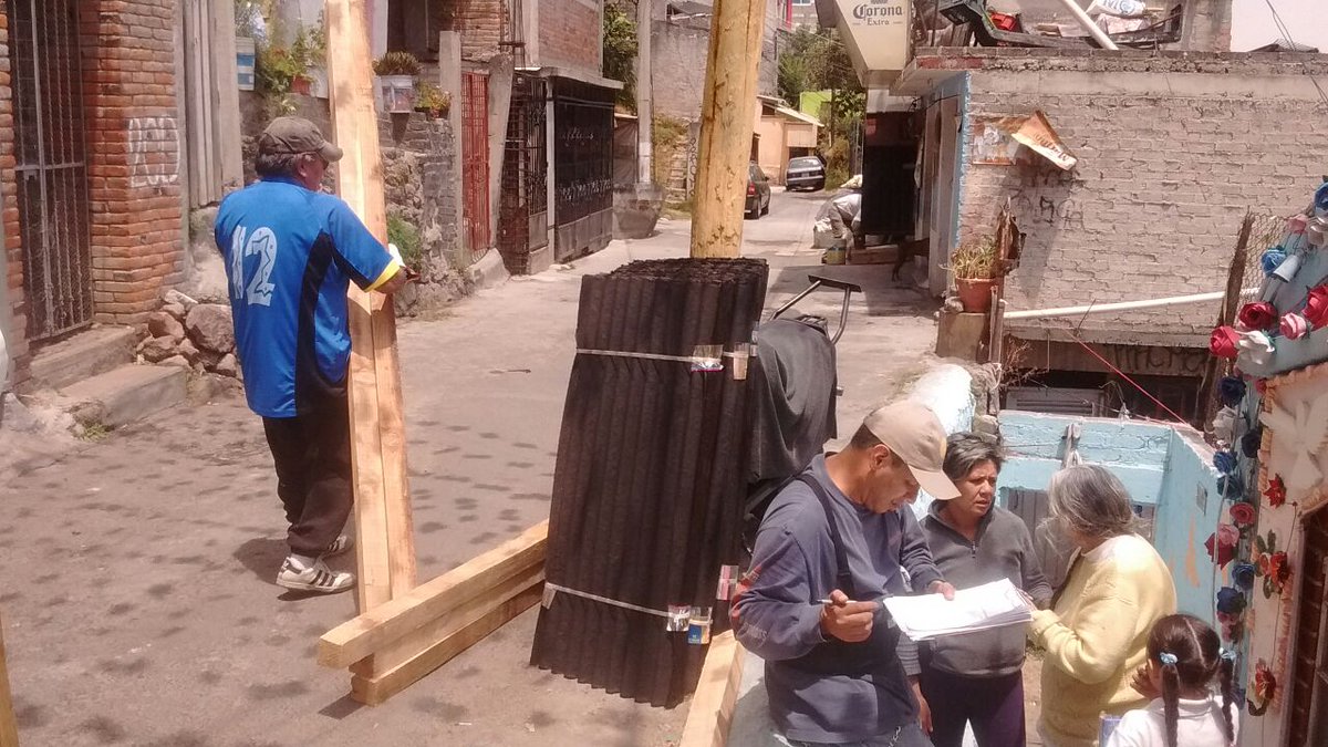 TeT_MContreras's tweet photo. Entrega de materiales para el mejoramiento de la vivienda en la colonia El Rosal @Fer_MercadoG @magda https://t.co/KFA32jhFnG