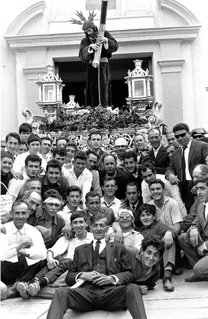 Un 8 de abril de 1966, Viernes Santo, salía por primera vez Ntro. Padre Jesús acompañado de Costaleros Voluntarios.