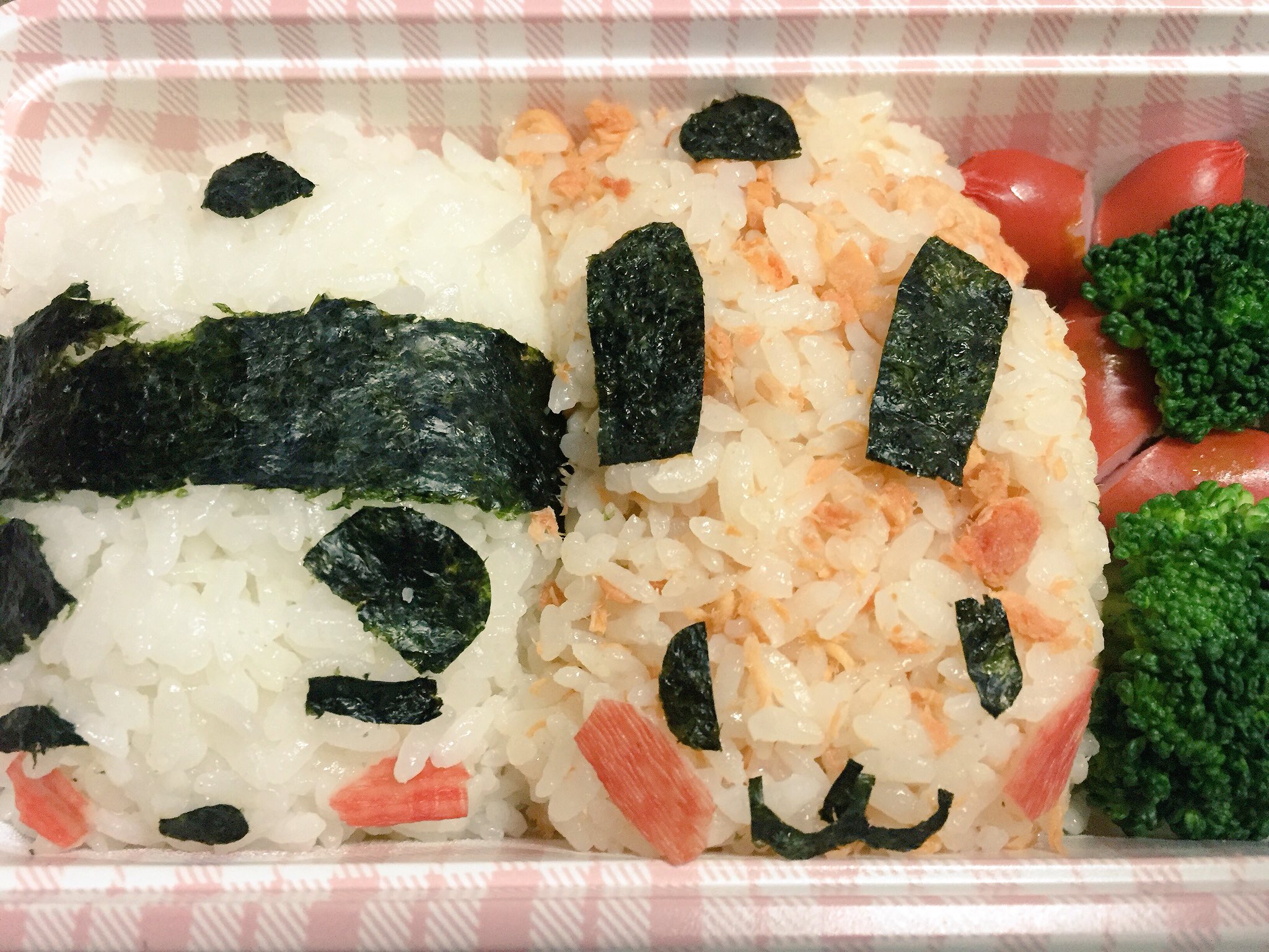 Yun とび森垢 昨日は彼氏に初めてお弁当作って デートに持っていきましたっ 内緒で作っていって 嬉しい 美味しいって言ってもらえて良かった しかしキャラ弁難しい ブサイクちゃん パンダはネコ って聞かれたし 笑 T Co 3zcp9vnj6d