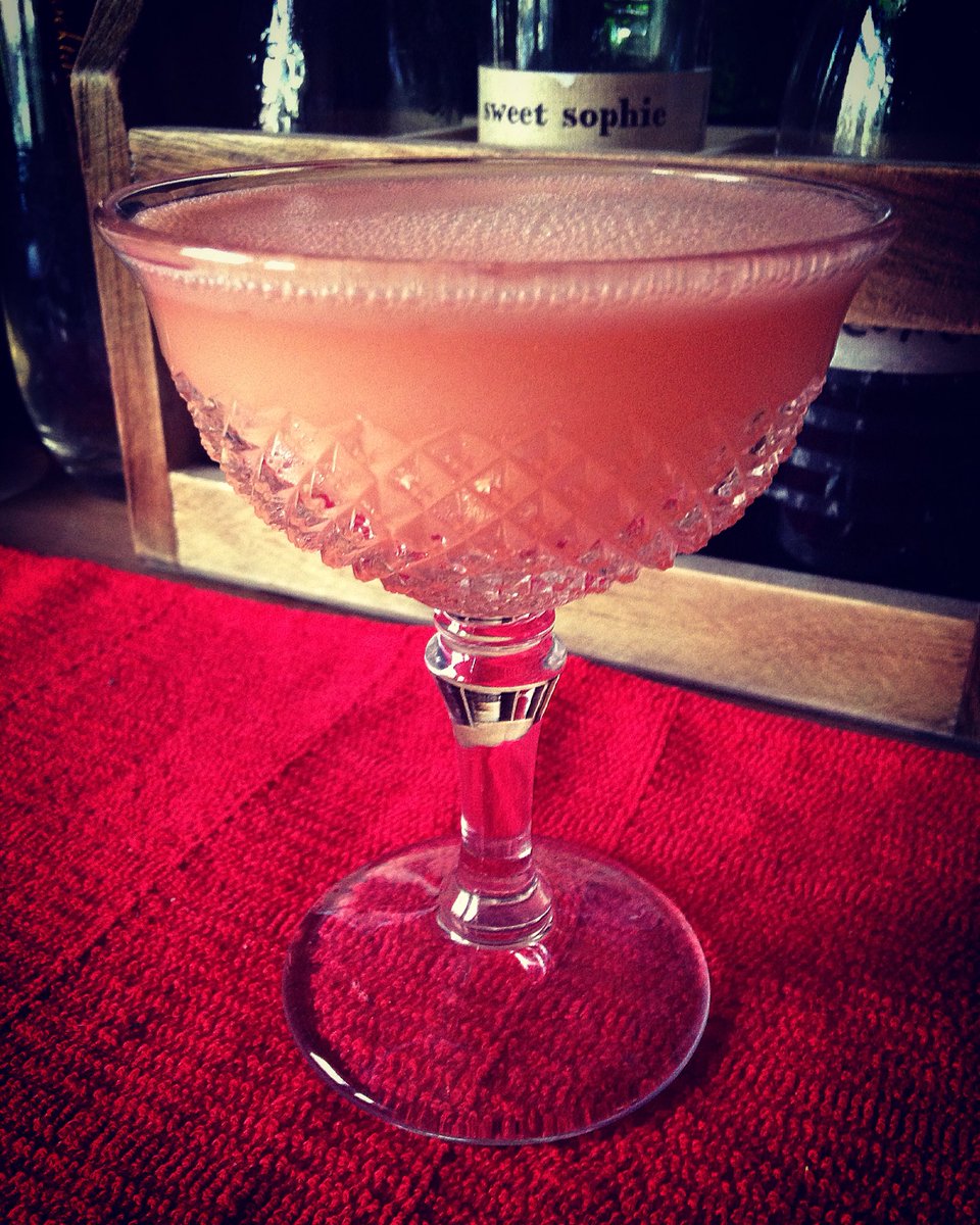 ScientistMcGee's tweet photo. A "Far East" with 2oz #gin 1oz #pineapplesyrup 1oz #orgeat 1/4oz lemon and 2d @angosturahouse #bitters
#tiki https://t.co/nb5gtLBytS
