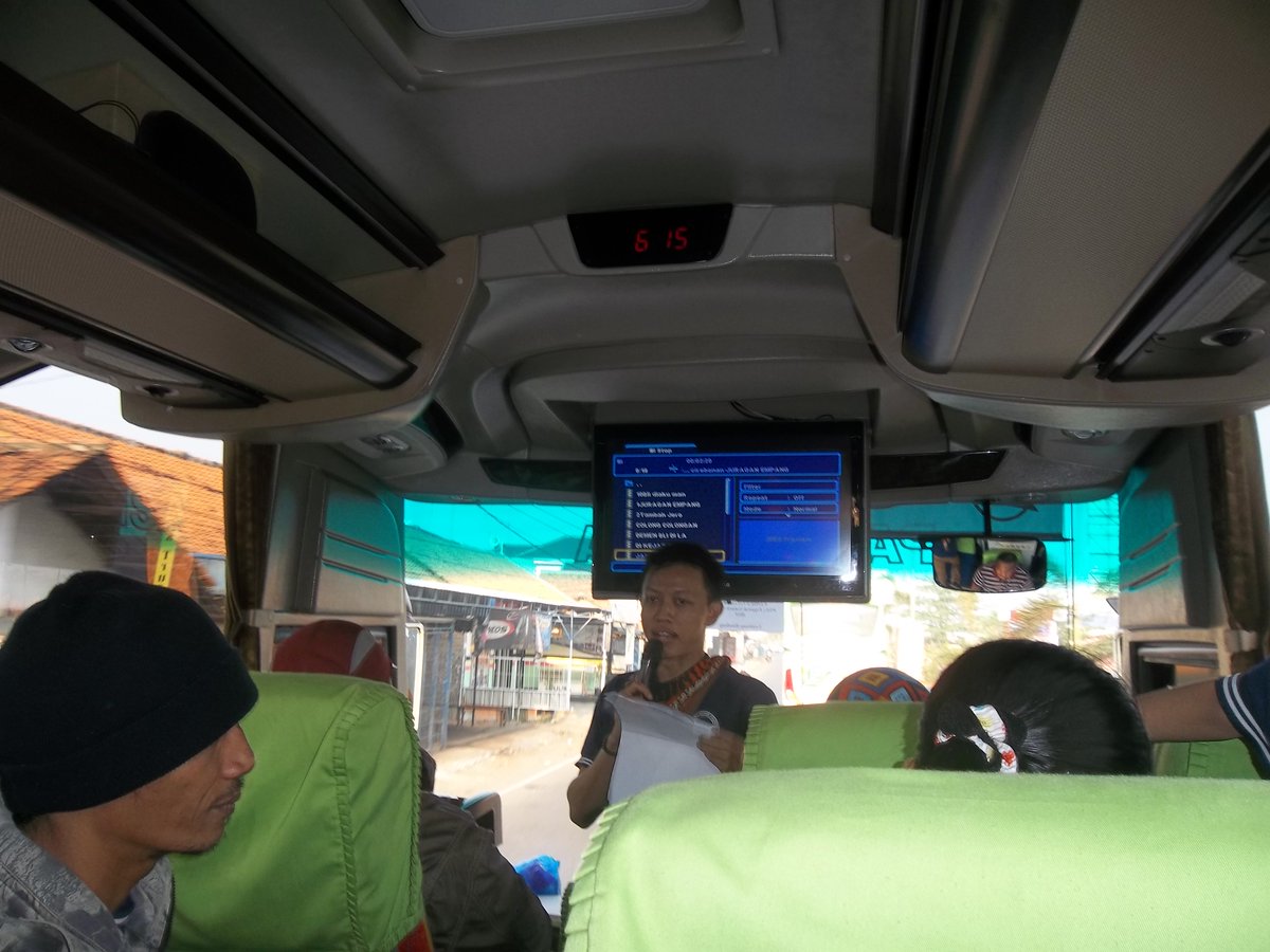 tour leader kami saat memandu perjalanan ^^
yuk, tour bersama <a href="/moza_tour/">Moza Trans Tour</a>