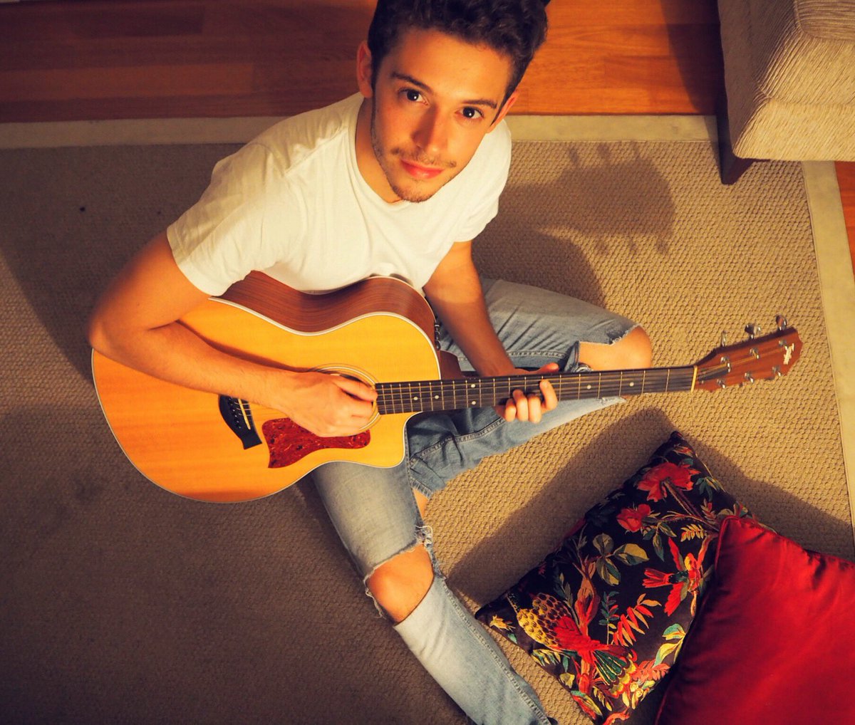 _ruggero's tweet photo. Sigo escribiendo canciones nuevas... Qué ganas de que escuchen algo !!! No veo la hora.... 🖋🗒 https://t.co/HrTxlY48IH