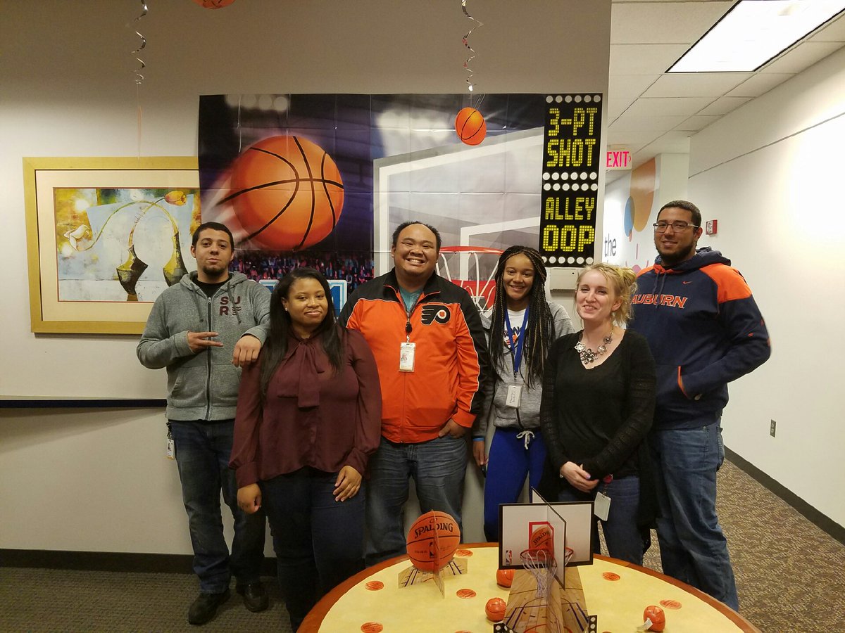 Team_Decker2016's tweet photo. Team Decker stopped by the March Madness photo booth! @HARRISBURG_CC https://t.co/csDiw5Rtb9