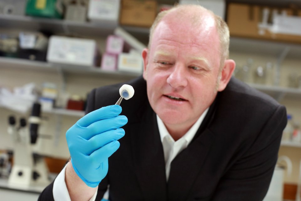 GClightingLED's tweet photo. British artist "Shedding light on eye disease" w/ LEDs #WorldHealthDay #diabetes #LED #Light https://t.co/4n2GNUeZpV https://t.co/vENXzM6pfm