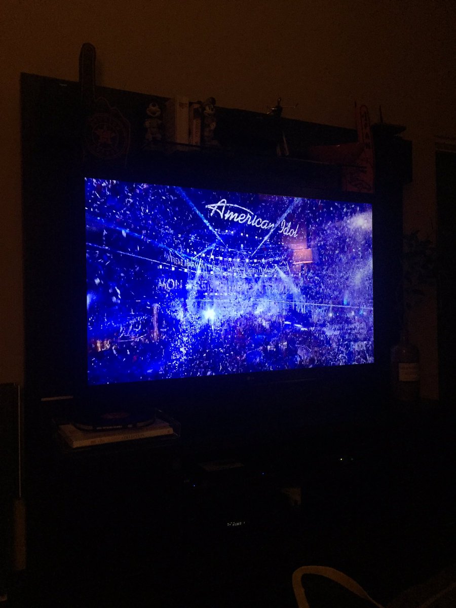 MaryTereBitar's tweet photo. Tiraron la casa por la ventana! 😳🎉🎉🎉🎉🎉🎉🎉 #americanidolfarewellseason https://t.co/TxTwHkme8G