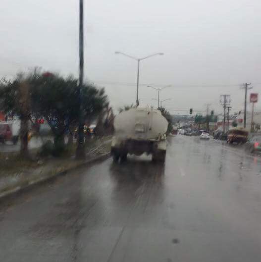 Hiramdissaster's tweet photo. En tijuana no nos importa si llueve aún así regamos las plantas https://t.co/fstTSimeQA