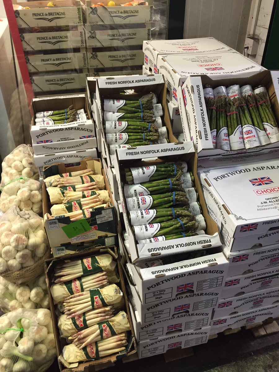 CheshireProduce's tweet photo. This morning!, #english &amp; white #asparagus , fresh #fresh Wet garlic and some #heritage #tomatoes https://t.co/KgnXhLxDid