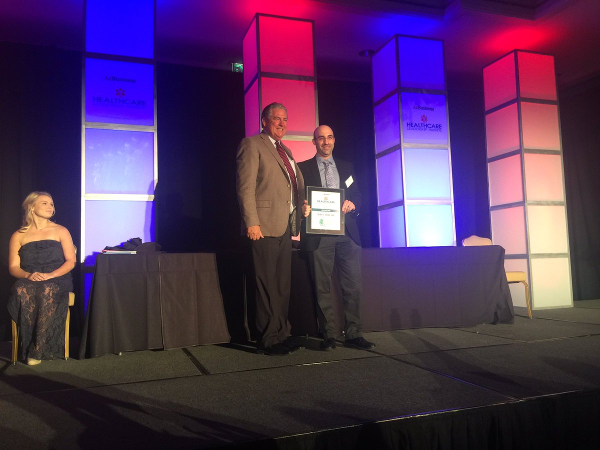 AZBigMedia's tweet photo. .@DrGlenWeiss from @cancercenter won our best researcher award for #2016HCLA https://t.co/meFg3rix89