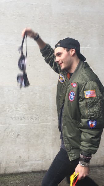 HollaAtHemmings's tweet photo. when u get home after a long day https://t.co/TFOKJE76yI
