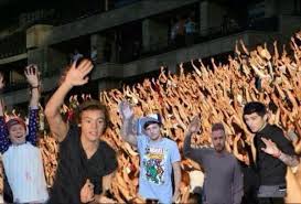 Flip_Flop_Life's tweet photo. Raise your hands of your tired of fighting about Freddie and want to be a family again #DirectionerFam https://t.co/eF5k2iSd5v
