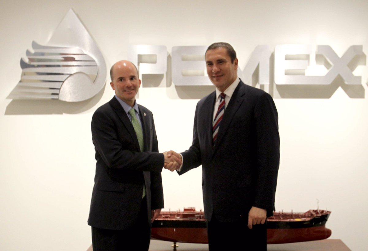 RafaMorenoValle's tweet photo. Comparto foto de la reunión de trabajo con José Antonio González Anaya, Director General de @Pemex. https://t.co/dzBtAHZCMk