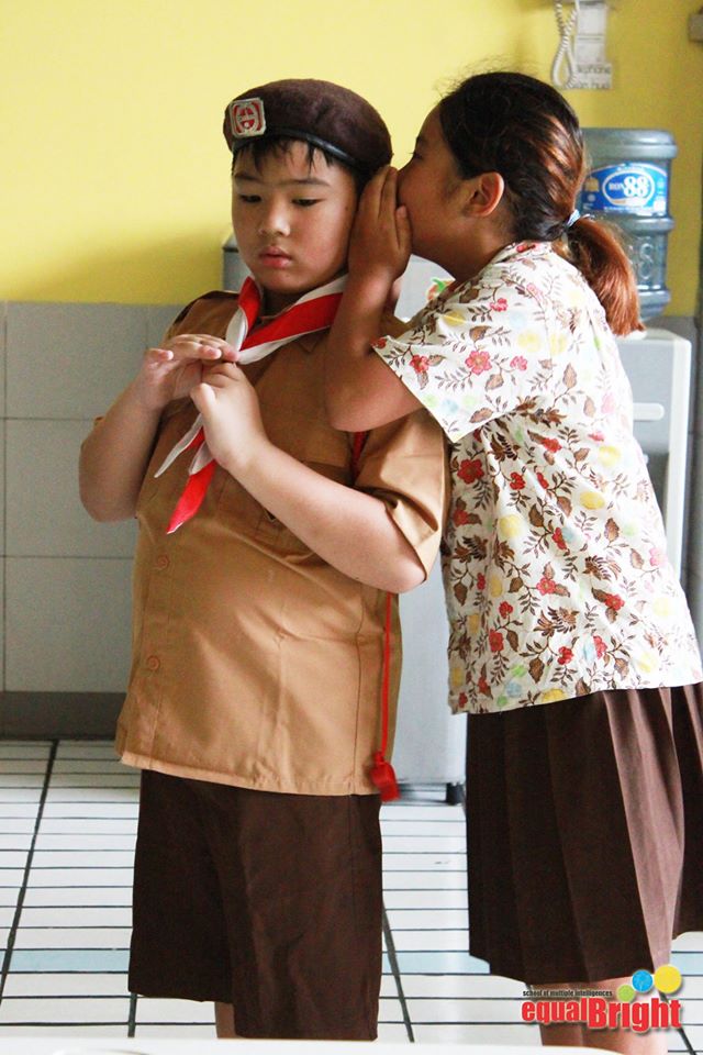 EqualBrightBdg's tweet photo. Permainan kali ini anak dilatih  untuk mengingat secara akurat, melalui kepekaan indra penciuman dan  indra peraba. https://t.co/hKRBD7Aumt