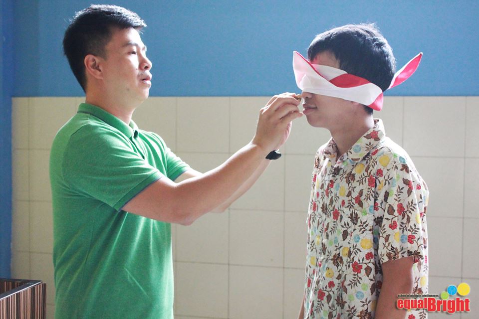 EqualBrightBdg's tweet photo. Permainan kali ini anak dilatih  untuk mengingat secara akurat, melalui kepekaan indra penciuman dan  indra peraba. https://t.co/hKRBD7Aumt