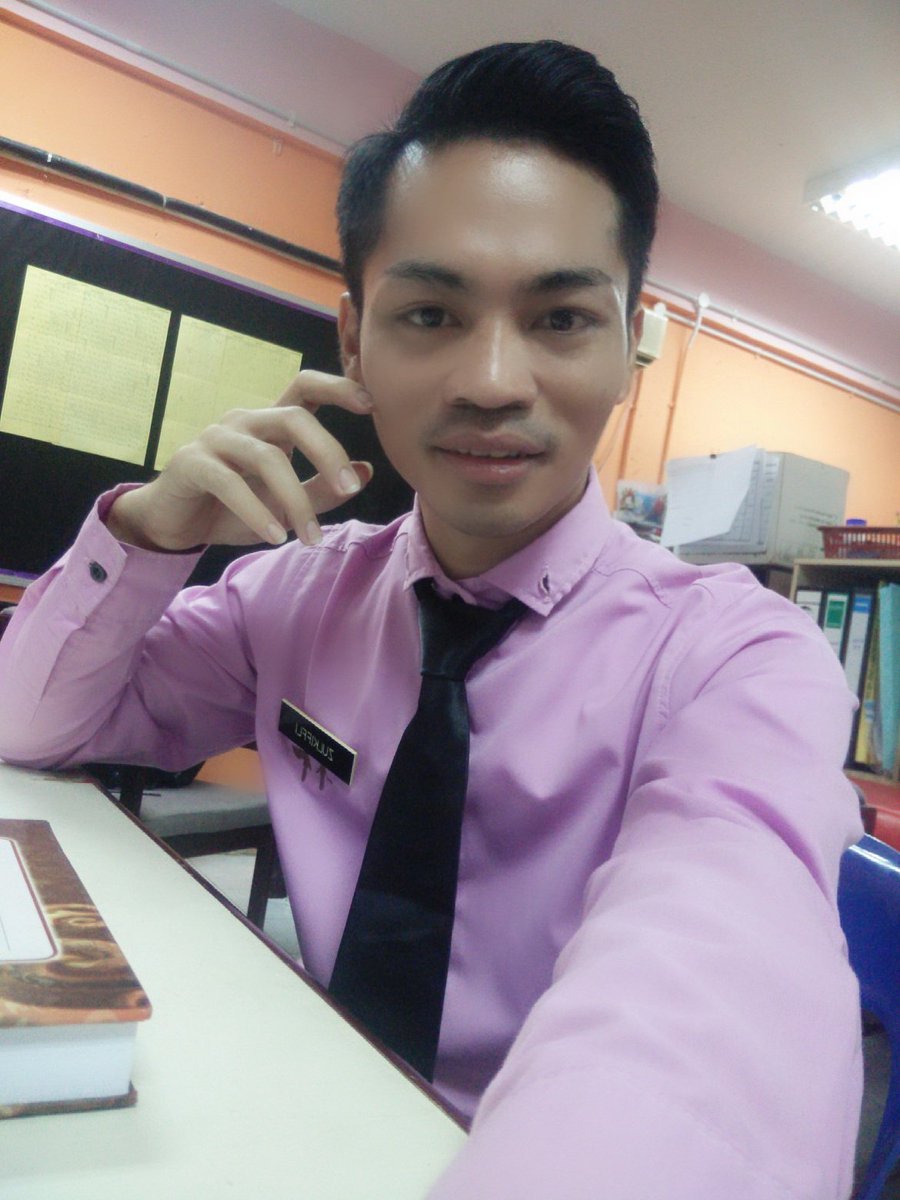 MdZul89's tweet photo. Comey x cikgu. 😂😂😂 https://t.co/OvvHYDKogO