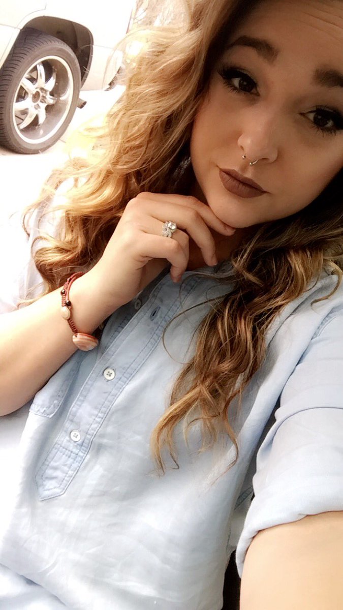 TaranHolt's tweet photo. Brown lipstick looks good on me I guess 💁🏼 https://t.co/JnsPRRWMqx