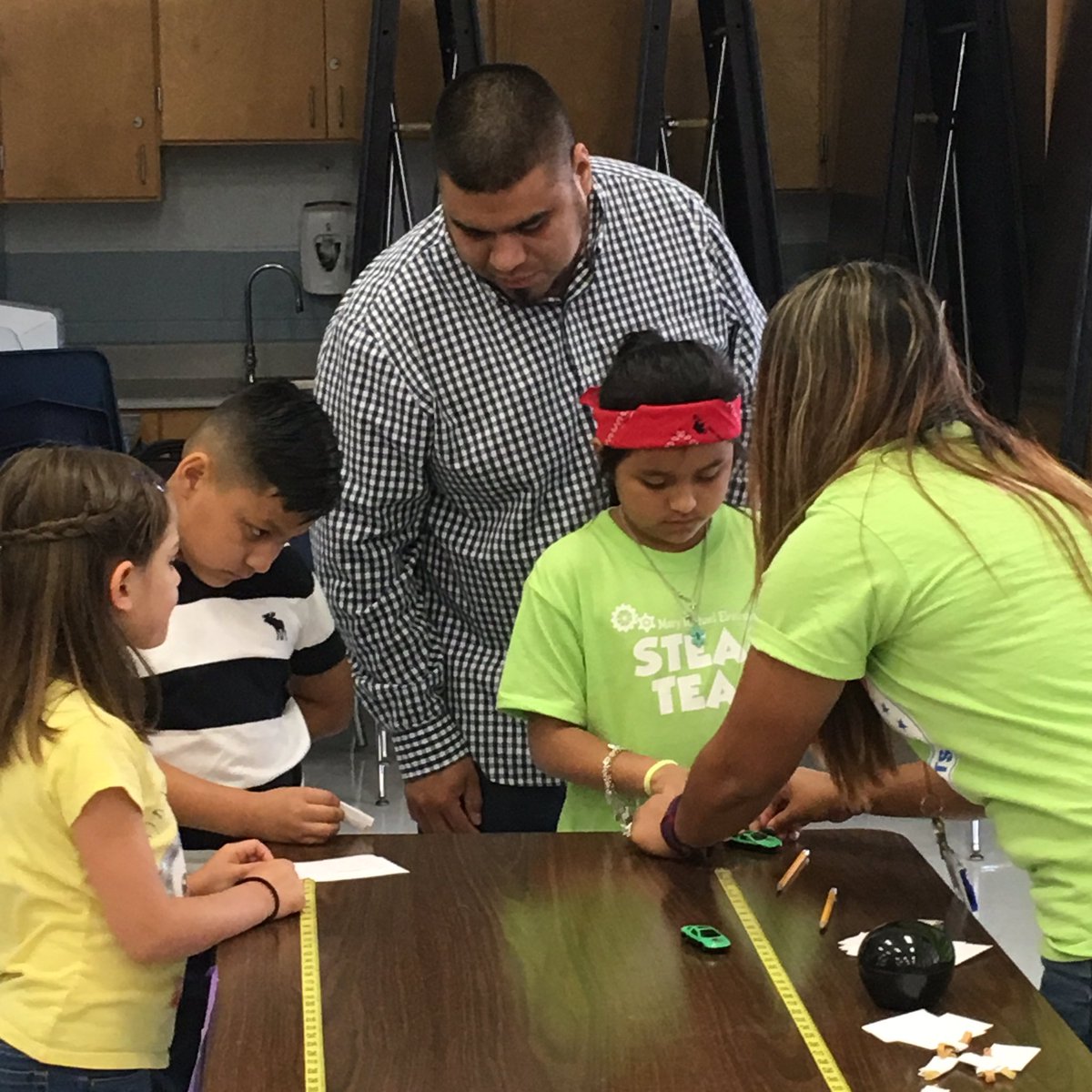 NISDMichael's tweet photo. Families participated in hands on Science activities. @MsAMiddleton #ScienceTechNight #NISDMichaelProud https://t.co/phl1lyfLvQ