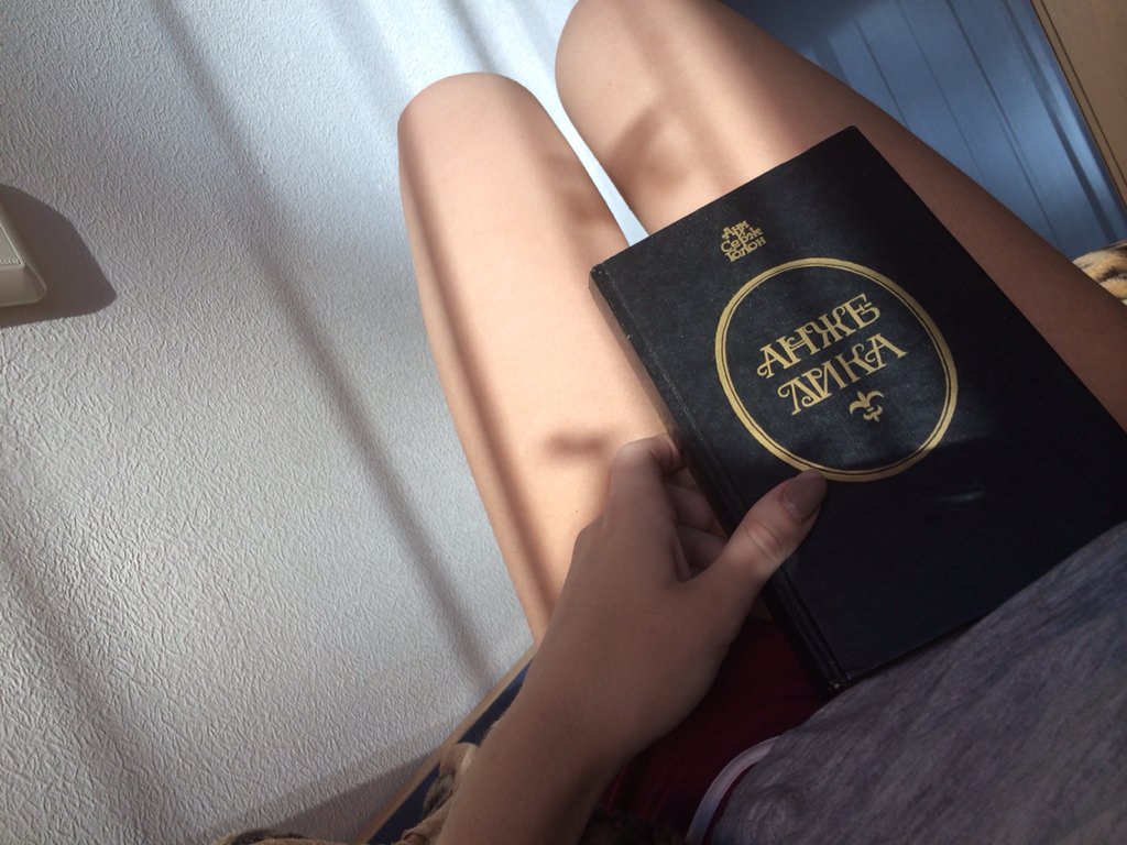 ekiimysha's tweet photo. Доброе утро начинается с любимой книги и солнышка за окном 🙈☺️☀️📖💛 https://t.co/MHYqYZDcil