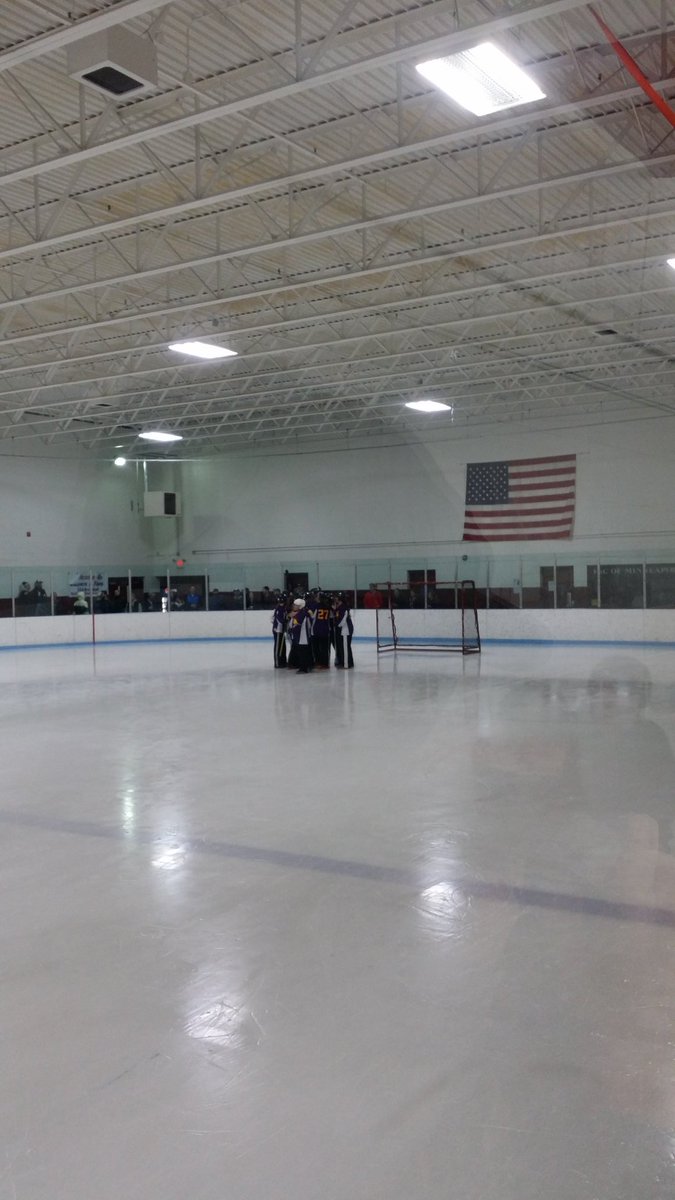 Club_121's tweet photo. Steph dramatic dive into the crease to slam home a rebound off the iron! Broomstormers win 1-0 #makeicegreatagain https://t.co/MAkZNoLZw4