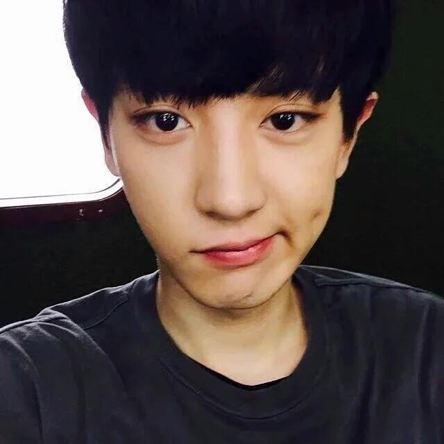 parkchanyouall's tweet photo. 💫💫💫 #EXOLSelcaDay #4YearsWithEXO https://t.co/ItiSUeTExD