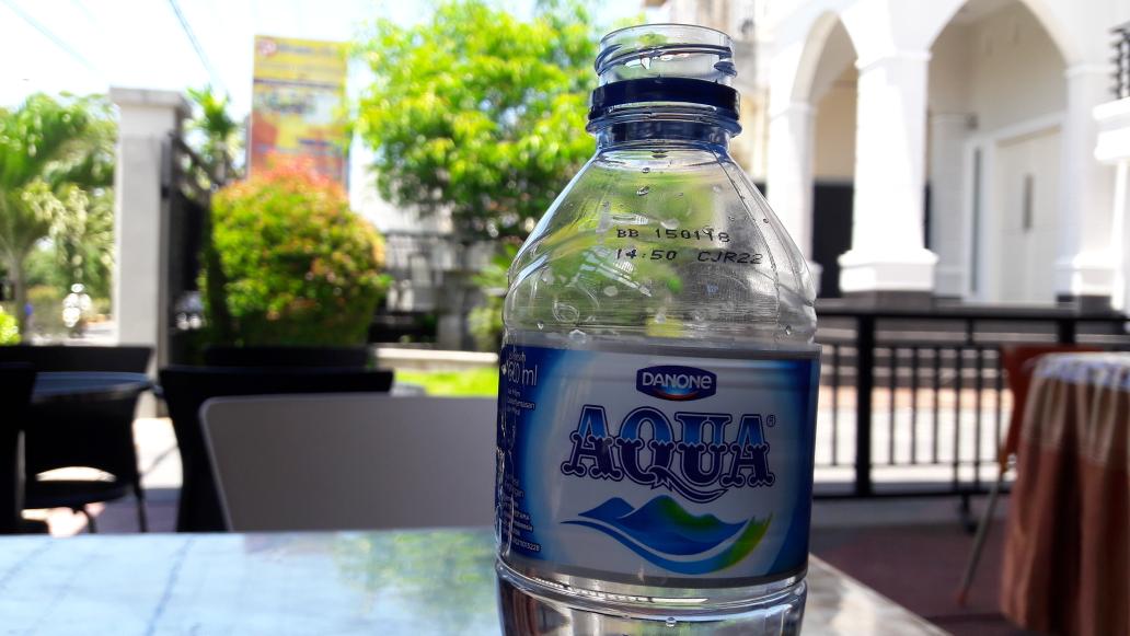 Selain menghilangkan rasa dahaga, air mineral memiliki banyak sejuta manfaat.