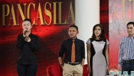 Helloooww RT <a href="/indonesiana/">indonesiana</a>: Zaskia Gotik Duta Pancasila? Yang Benar Saja dlvr.it/L0YXrZ