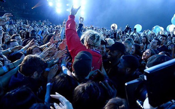 HotCelebTag's tweet photo. what a sparkling voice @justinbieber has, #IdolFinale #celebslikeme https://t.co/gkPcdevdn3