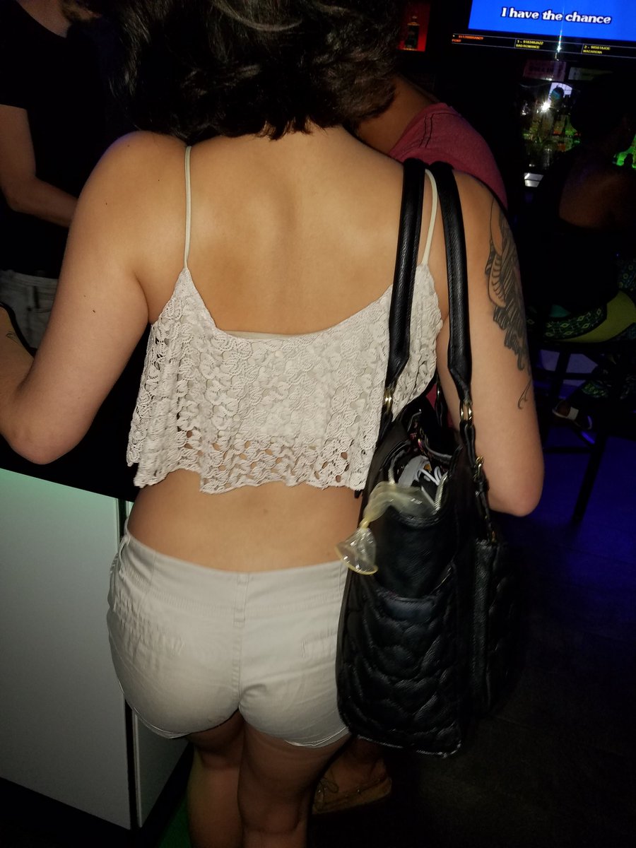 chiefindicud's tweet photo. Bertha has a condom hanging out of her purse I can't breathe https://t.co/IPucZCAWwX