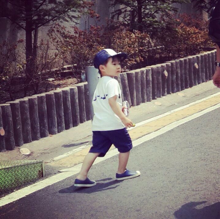 Triplekwan501's tweet photo. มีความเป็นโอป้า มีความเป็นไอดอล มีความคอสตูมธรรมดาแต่ดูชิคมาก มีความบอร์นทูบีเดอะดาว #Deahan 😊🤓 https://t.co/0ItOOoQLVT