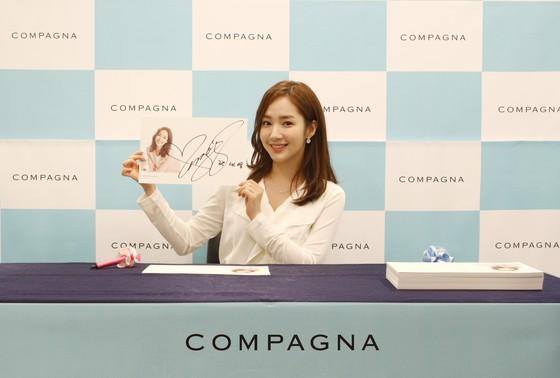 PMYIFANSUNITED's tweet photo. Park Min Young at #COMPAGNA Fan-signing Event on April 6
#CompagnaMuse
#ParkMinYoung👑
via HKMYFC
#ParkMinYoung #박민영 https://t.co/V8yXzjT1pj