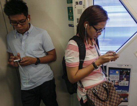 DigitalMktAsia's tweet image. #DataPick of the day: #Mobiles capture 50% of time for 16-24s - goo.gl/KNEI2B @globalwebindex #Asia