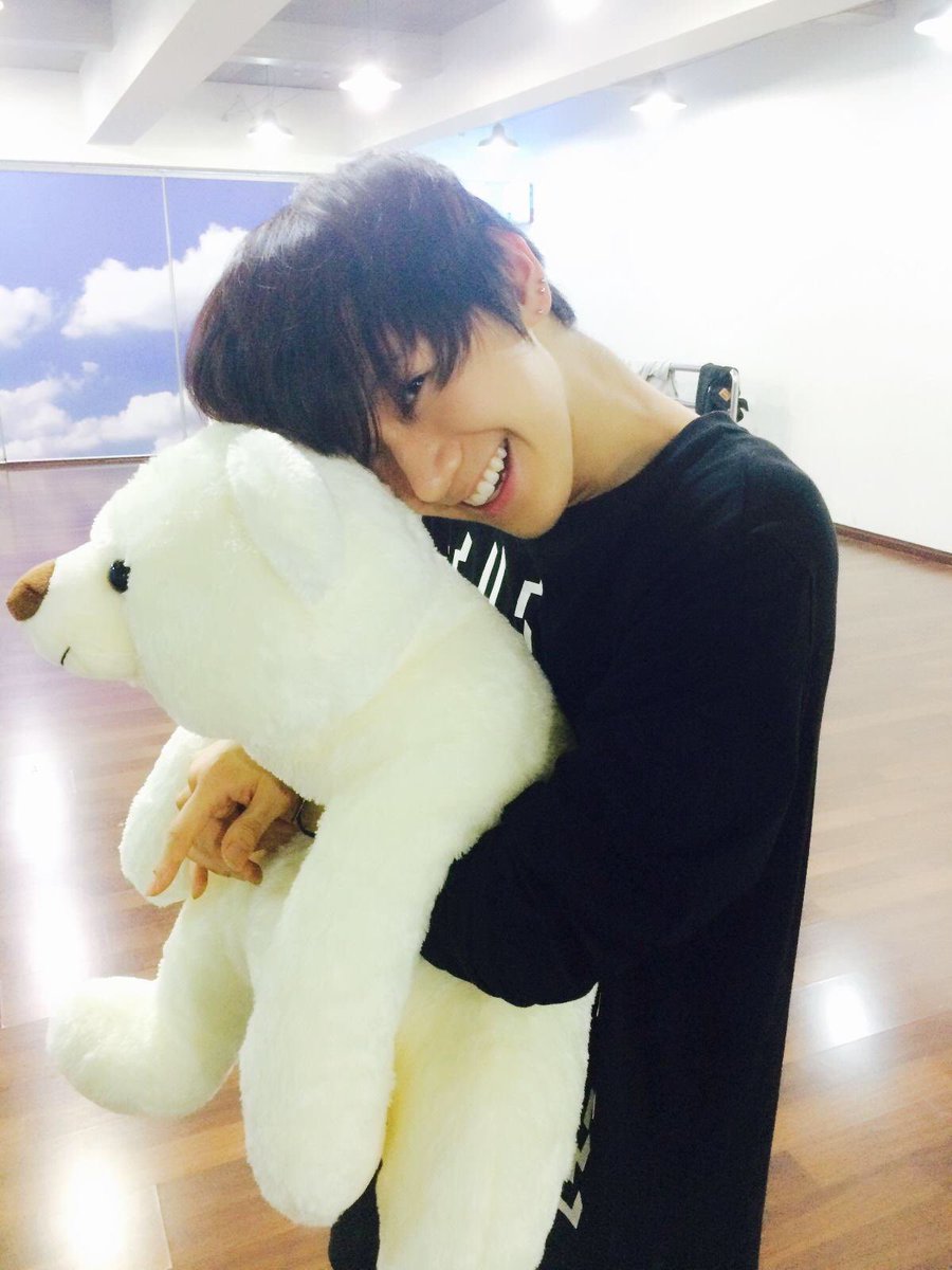 SilverWayll's tweet photo. "อ่ะ ของขวัญวันเกิดมึงอ่ะ กูซื้อให้พอดีเดือนนี้เงินเหลือ"
"ขอบคุณพี่มากน้า หนูจะกอดก่อนนอนทุกคืนเลย"
#ChitTen https://t.co/wYFFW4jZS4
