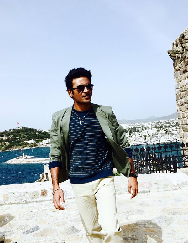 imVigneshPV's tweet image. Dhanush&apos;s best look so far! GVM Magic ;) #EnaiNokiPaayumThota #ENPT