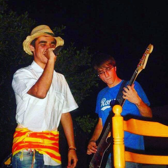 Arraparock's tweet photo. "Cantarem aquelles velles canços de lluita. Recitarem la revolució escrits en poesia"
#Punk #Rock #musicaenvalencià https://t.co/i3OYCi5LVc