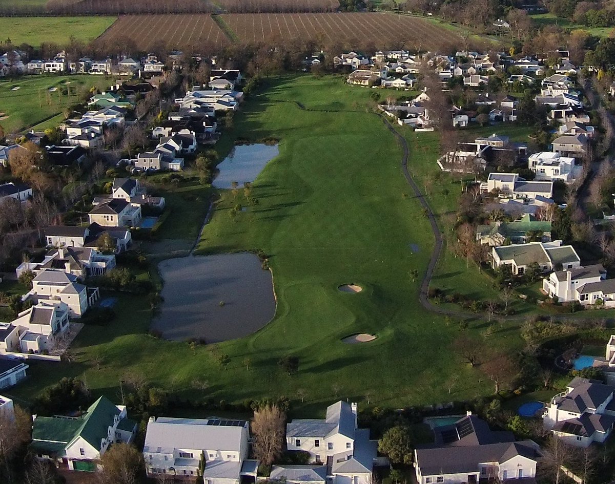 AerialPictureSA's tweet photo. @ErinvaleGC @ErinvaleHotel @MountHelderberg 4th Hole - What a sight! https://t.co/8jtTjS1PXs